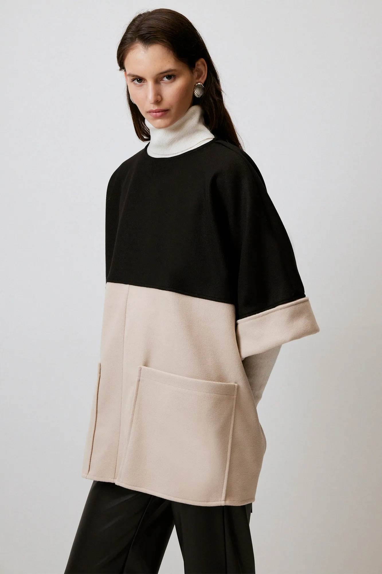 CONTRAST COLOR CACHET PONCHO