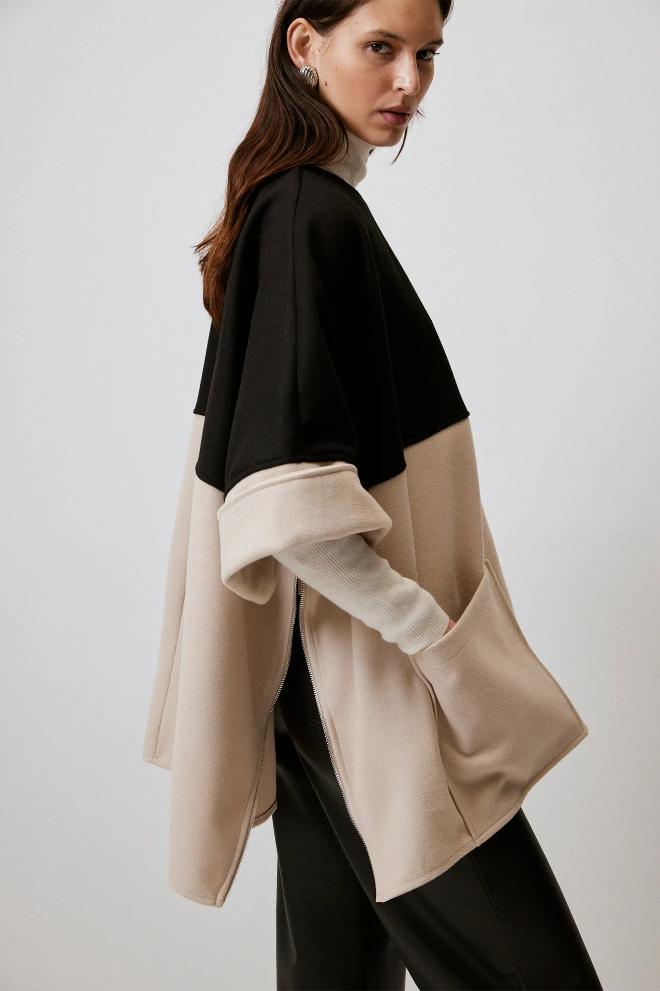 CONTRAST COLOR CACHET PONCHO