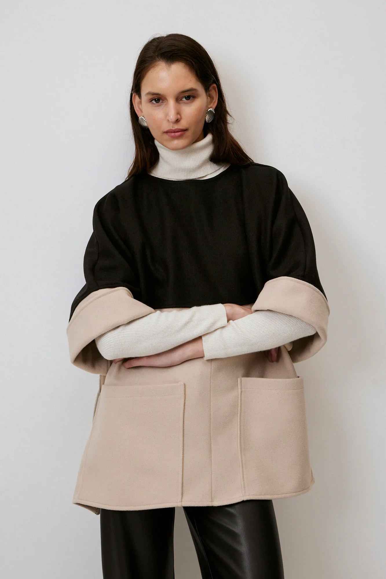 CONTRAST COLOR CACHET PONCHO